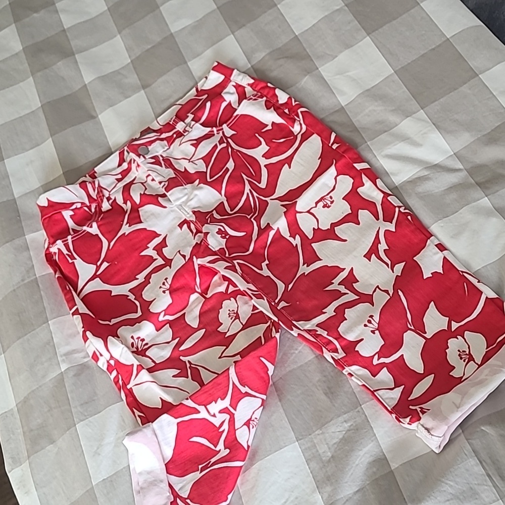 Chicos, size 0, New no tags, Capri style, Red and white tropical print pants